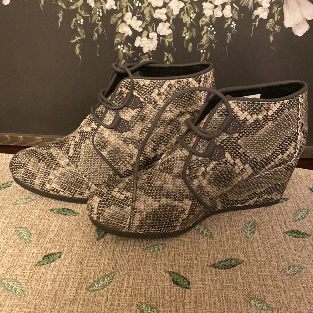 SOLD ‼️NEW Toms Kala Snakeskin Print Wedge Booties